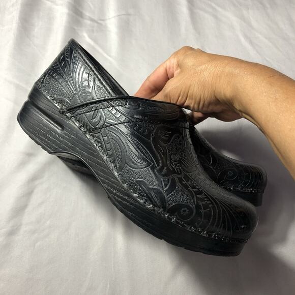 Dansko Clogs Women's Size 38 Floral Tooled Leather Clog Black Scandi Girl - Picture 3 of 9